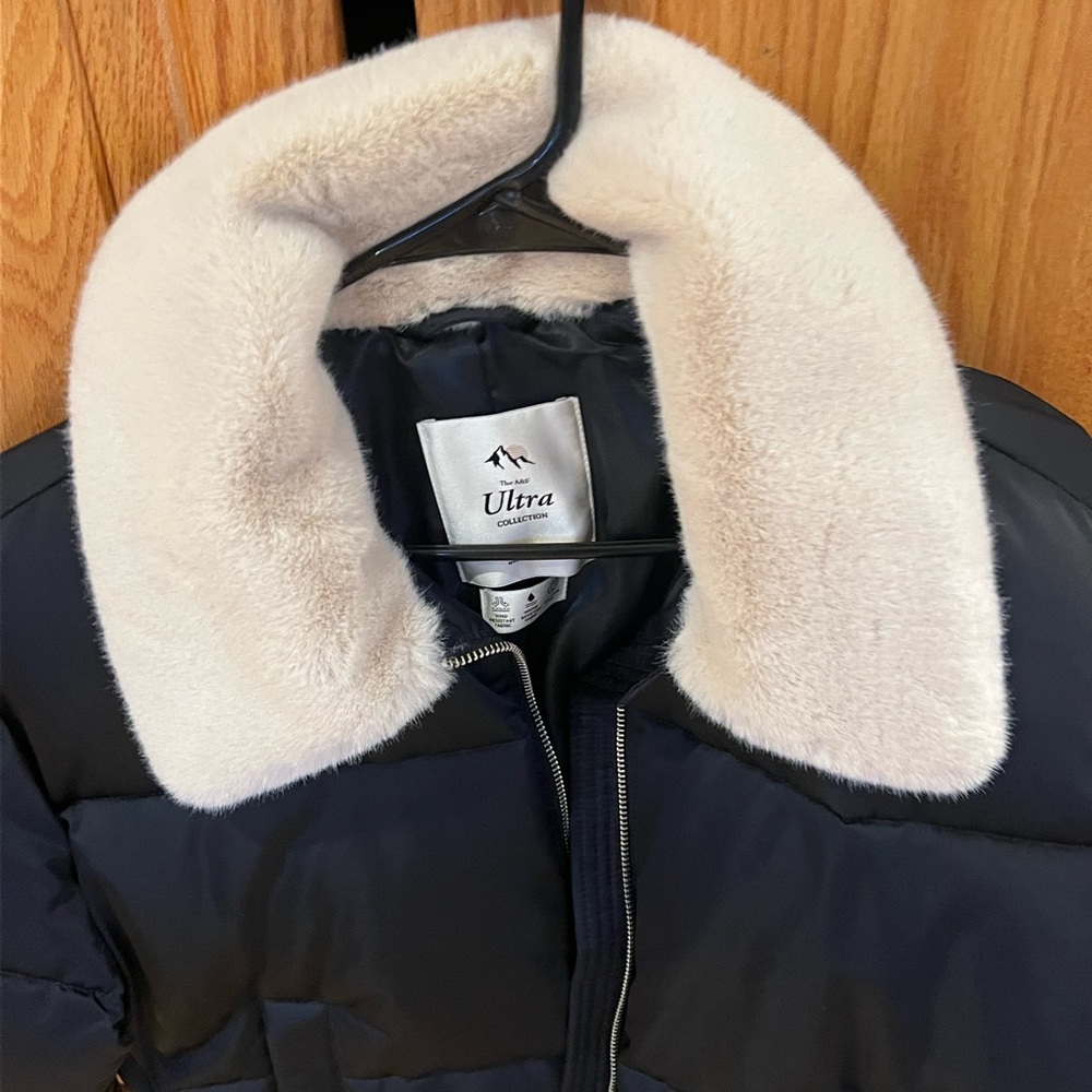 Abercrombie & Fitch Black Puffer Jacket with Cream Collar